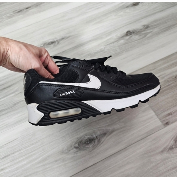 Black and White Air Max Sneakers Sz 8 - Picture 7 of 10